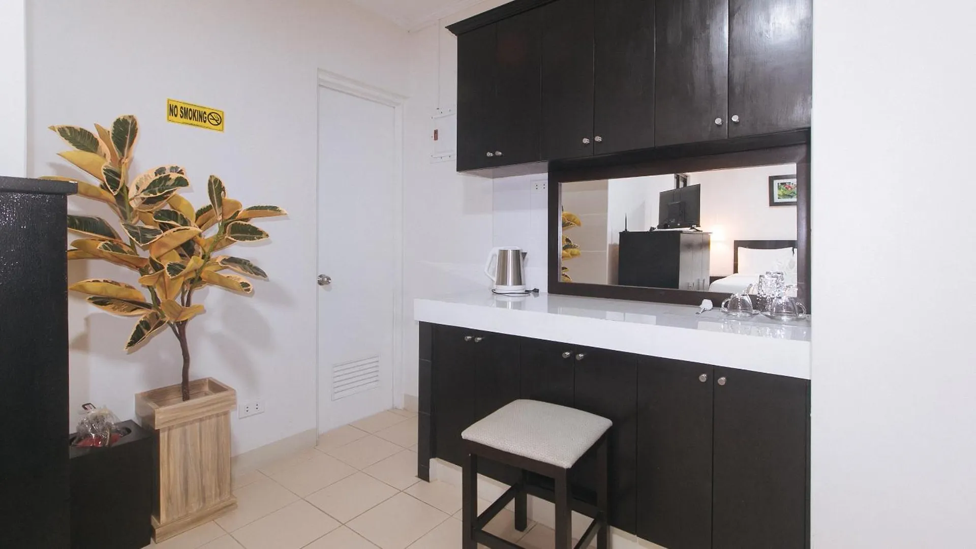 Inn Urbanview At Evangelista Street Makati Makati City Philippines