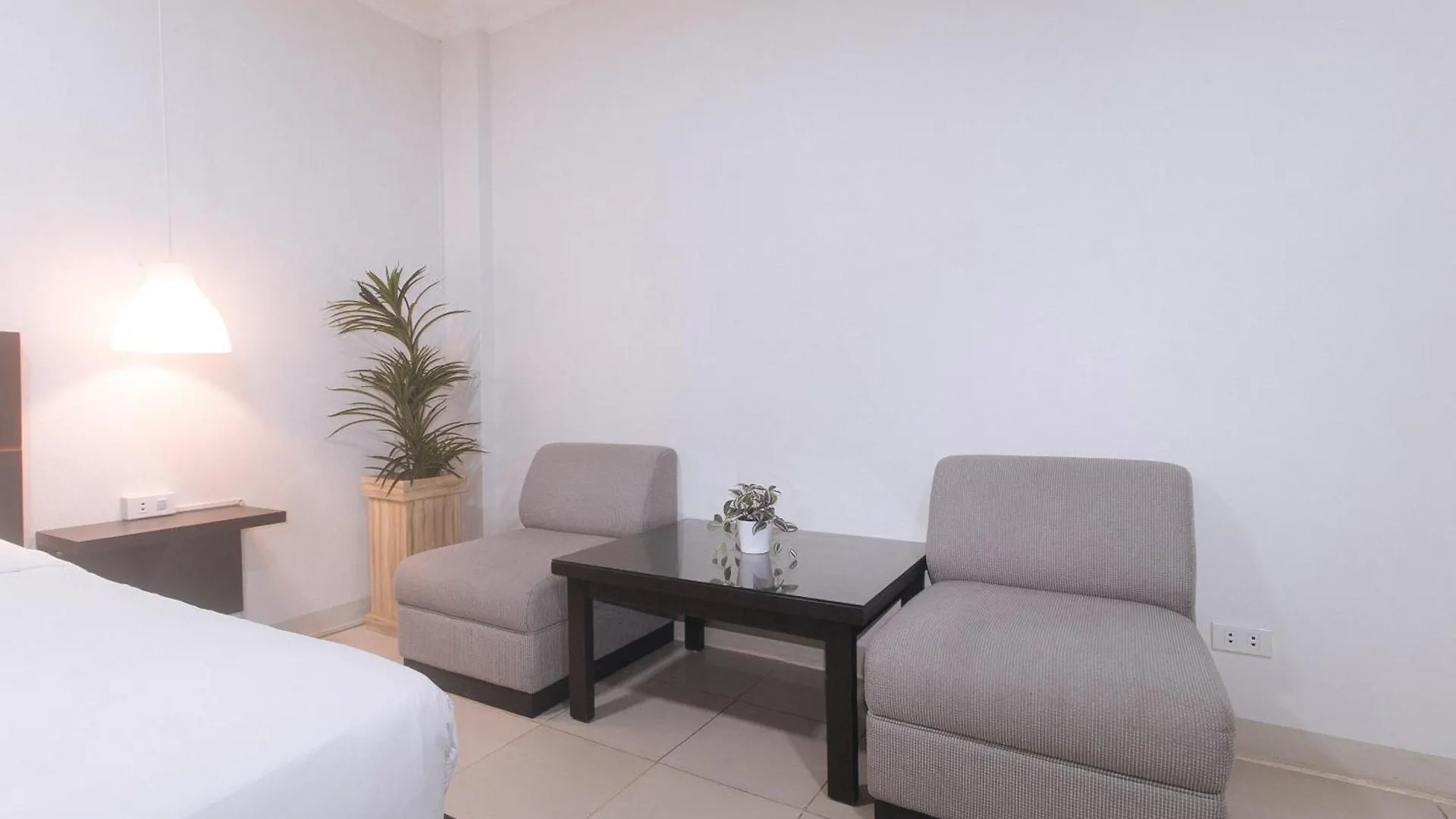 Urbanview At Evangelista Street Makati Makati City Inn