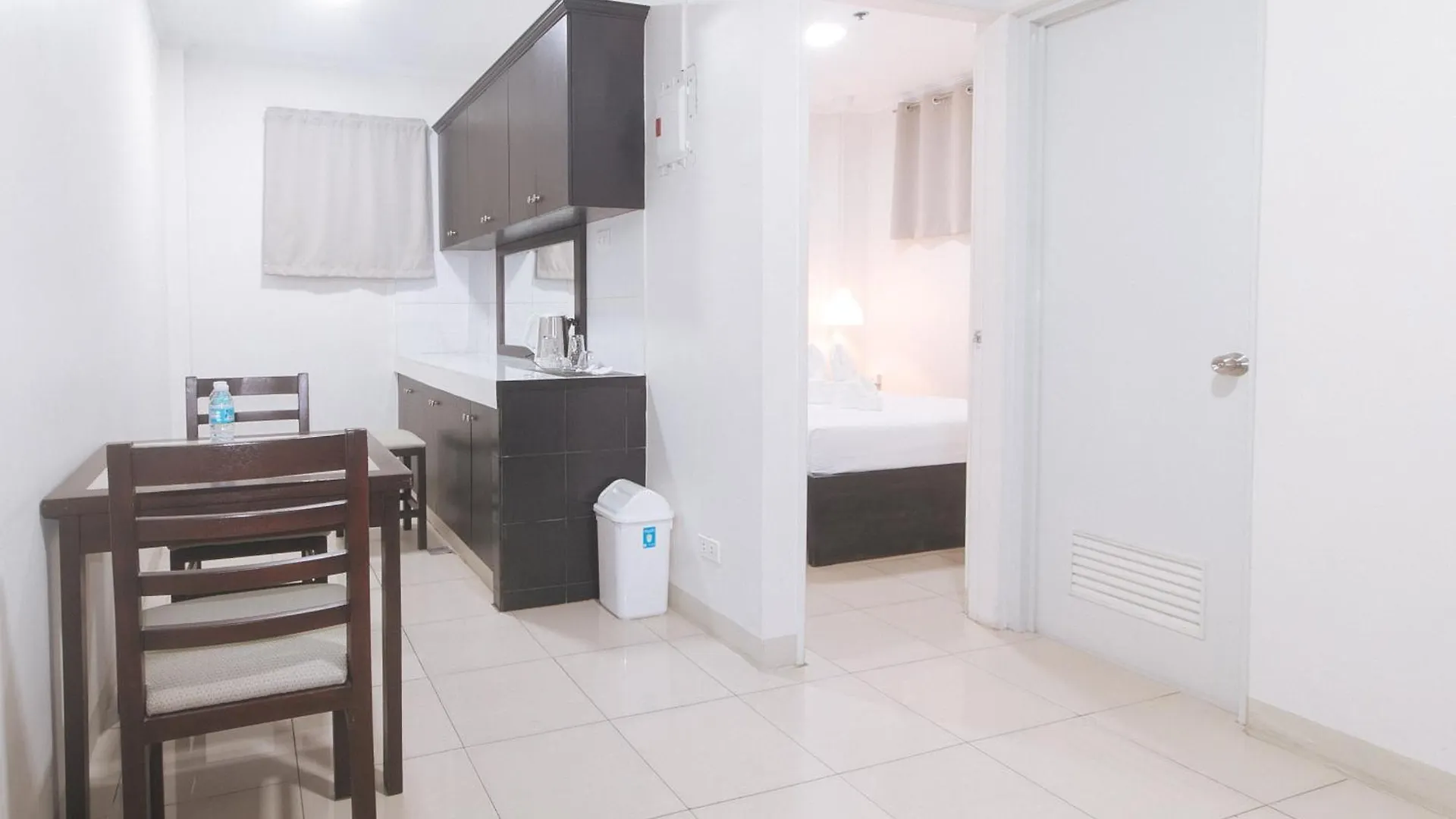 Inn Urbanview At Evangelista Street Makati Makati City Philippines