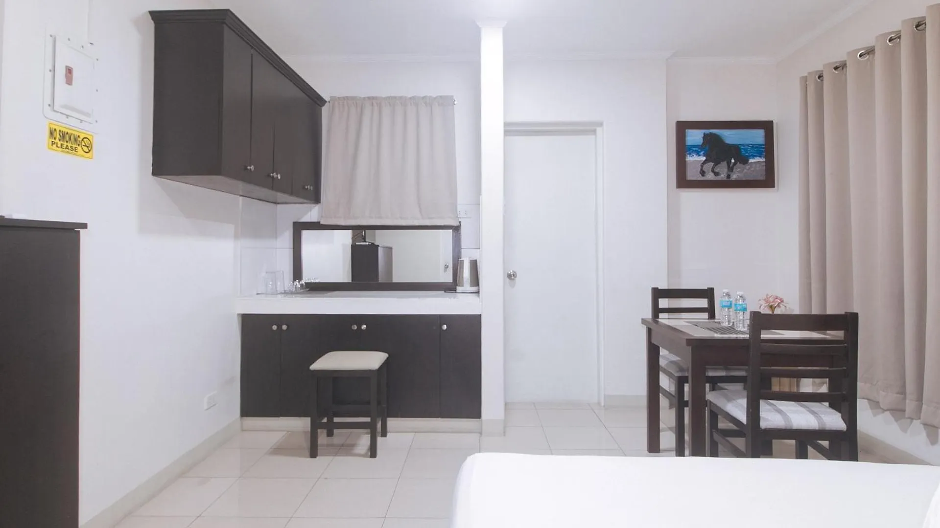 Urbanview At Evangelista Street Makati Makati City Inn